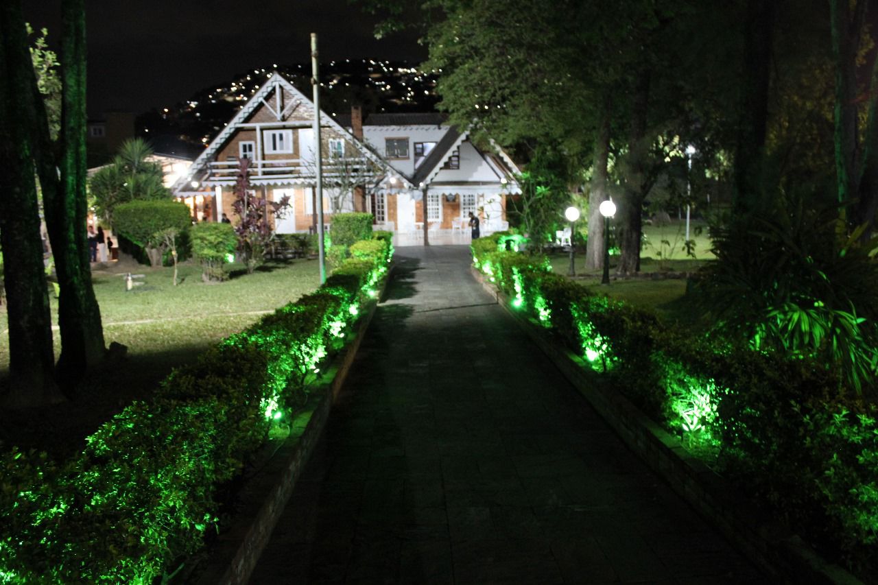 Entrada iluminada da Chácara Del Rey à noite