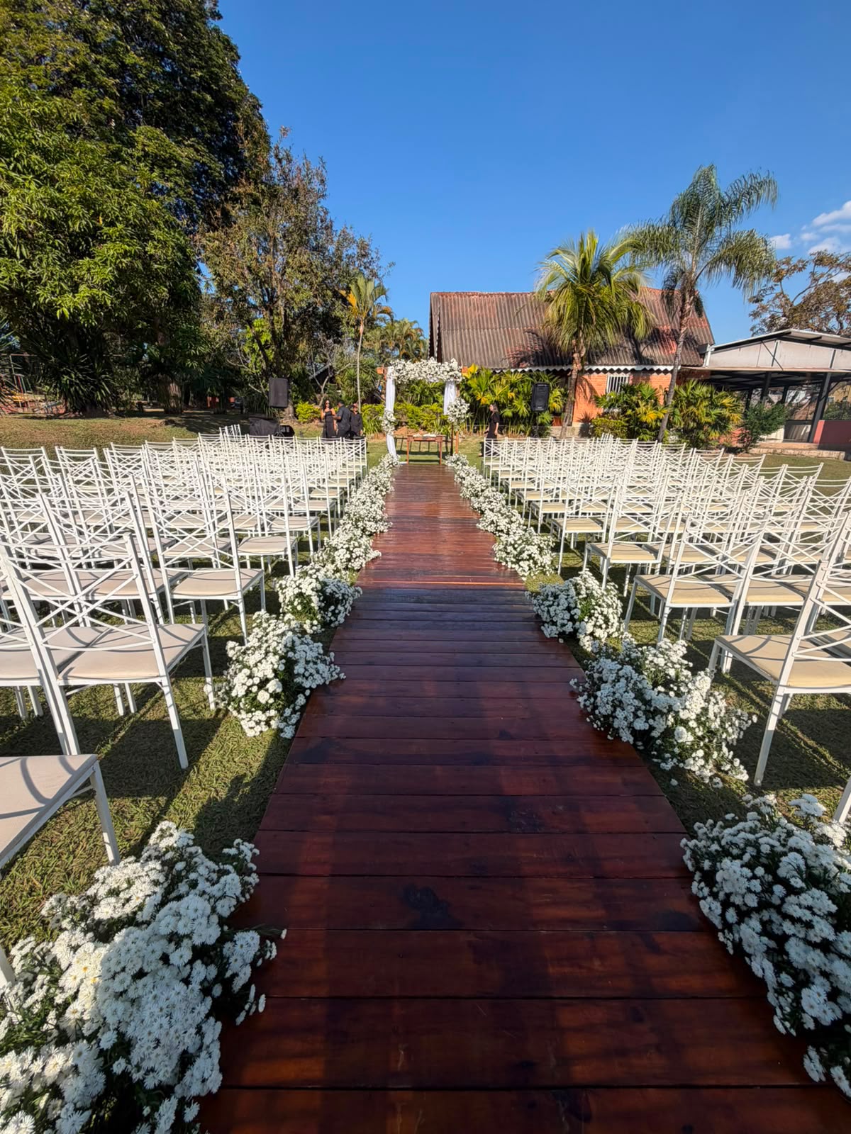 Decoração de mesa com folhagens e velas