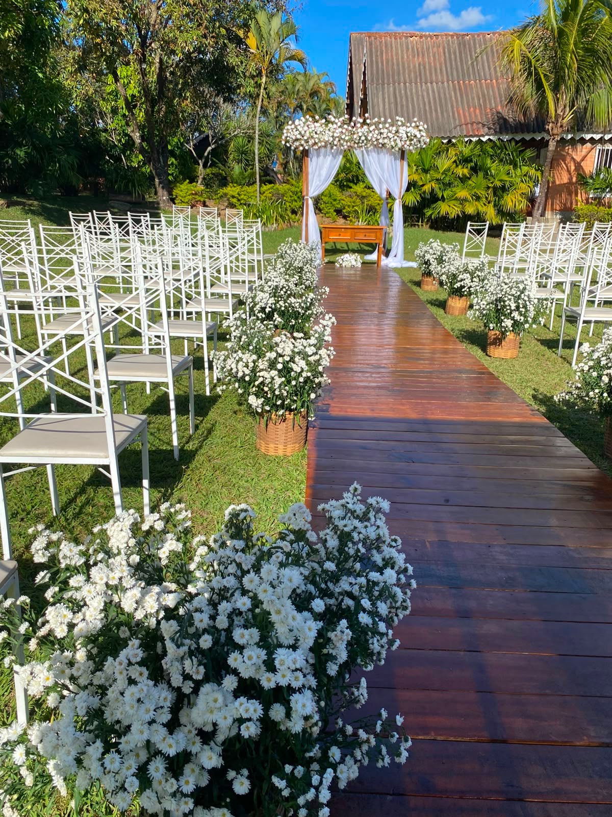 Decoração de mesa com folhagens e velas