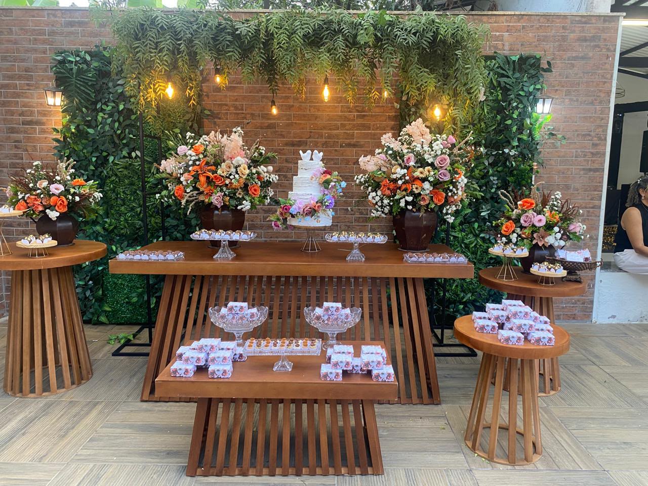 Decoração de mesa com folhagens e velas