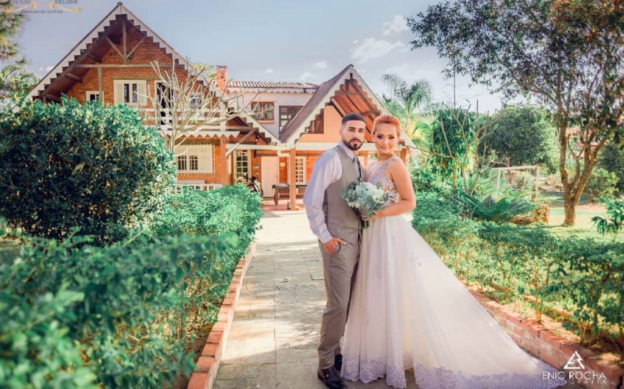 Casal de noivos nos jardins da chácara