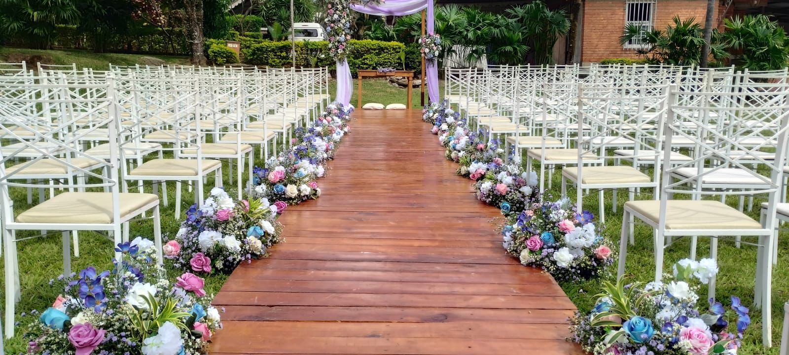 Mesa decorada estilo rústico com flores