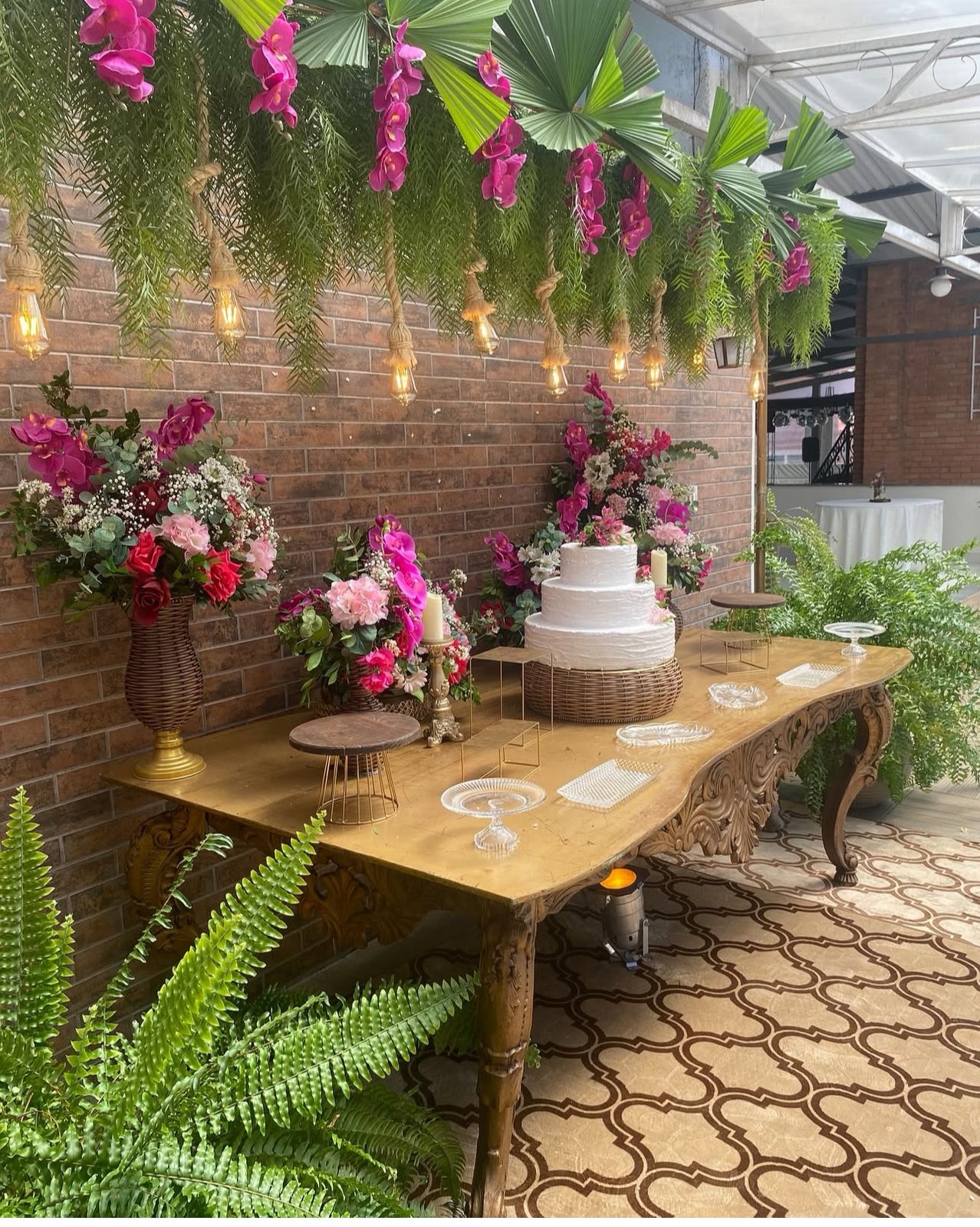 Campo de cerimônia ao ar livre com flores coloridas