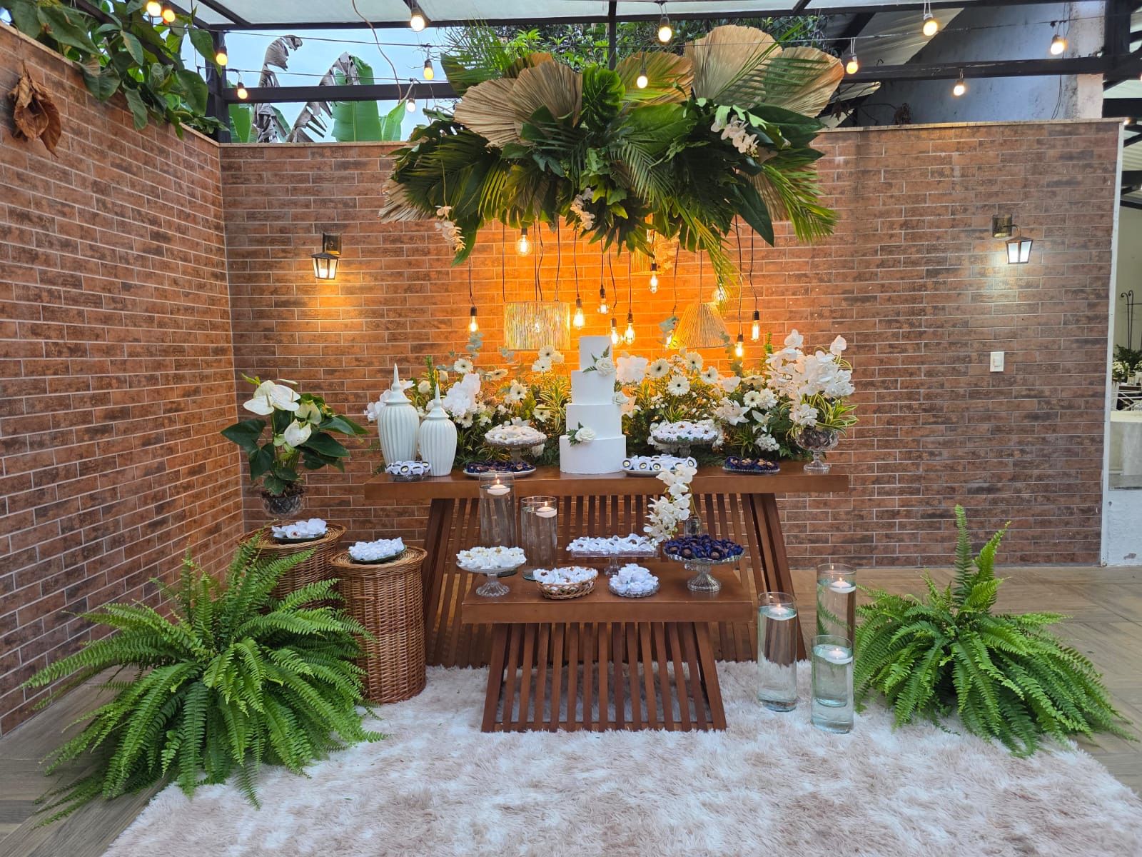 Mesa de bolo com flores rosas e orquídeas