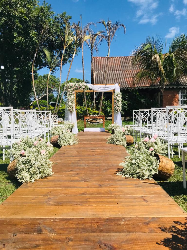 Decoração de mesa com folhagens e velas